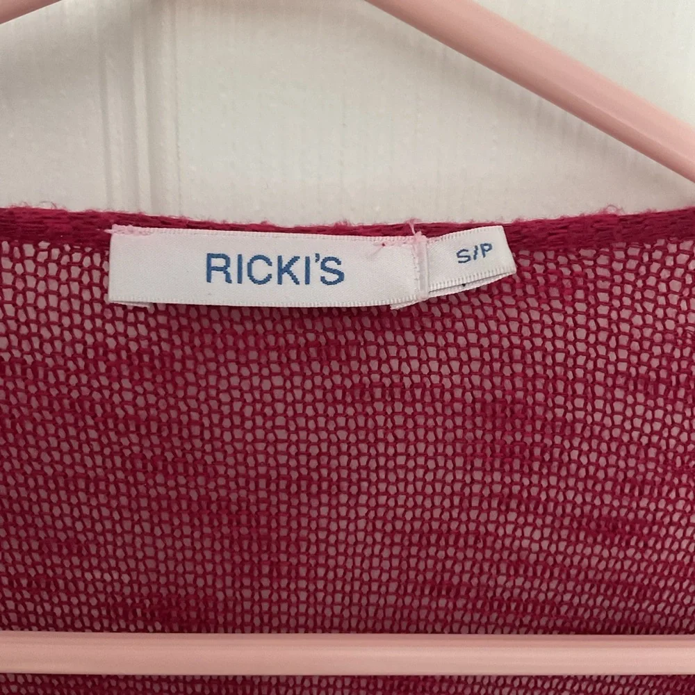 🆕 Ricki’s Raspberry Light Knit Shawl - Picture 7 of 9